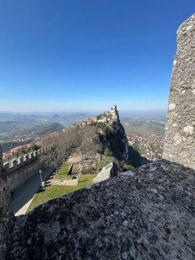 Fratta olarak da bilinen Cesta, San Marino 'nun başkenti San Marino' ya tepeden bakan üç tepeden biridir. Diğer ikisi Guaita ve Montale.