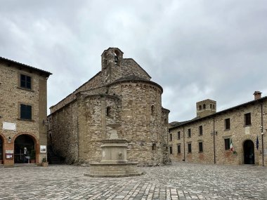 Santa Maria Assunta kilisesi ve İtalya 'nın San Leo kentindeki belediye binası. Şehrin ve Montefeltro 'nun en eski dini binasıdır ve San Leone Betwe tarafından yapılan Hıristiyanlaşmanın ilk somut kanıtıdır.