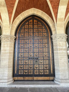 Palazzo Pubblico 'ya giriş. San Marino, Avrupa hükümeti. San Marino şehri Monte Titano 'nun tepesinde yer almaktadır.