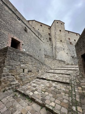 San Leo Kalesi, San Leo, İtalya. Kale en çok Kont Cagliostro 'nun öldüğü yer olarak biliniyor. Dağın tepesine inşa edilen ilk istihkam Romalılar tarafından yapıldı.