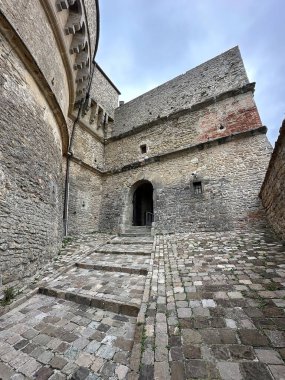 San Leo Kalesi, San Leo, İtalya. Kale en çok Kont Cagliostro 'nun öldüğü yer olarak biliniyor. Dağın tepesine inşa edilen ilk istihkam Romalılar tarafından yapıldı.