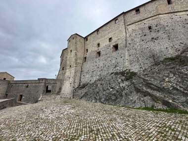 San Leo Kalesi, San Leo, İtalya. Kale en çok Kont Cagliostro 'nun öldüğü yer olarak biliniyor. Dağın tepesine inşa edilen ilk istihkam Romalılar tarafından yapıldı.
