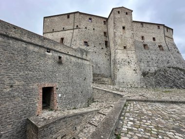 San Leo Kalesi, San Leo, İtalya. Kale en çok Kont Cagliostro 'nun öldüğü yer olarak biliniyor. Dağın tepesine inşa edilen ilk istihkam Romalılar tarafından yapıldı.