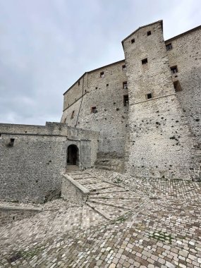 San Leo Kalesi, San Leo, İtalya. Kale en çok Kont Cagliostro 'nun öldüğü yer olarak biliniyor. Dağın tepesine inşa edilen ilk istihkam Romalılar tarafından yapıldı.