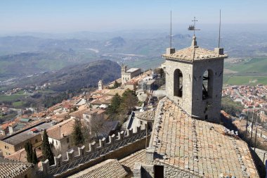 Pubblico Sarayı, Guaita Kulesi 'nden San Marino manzaralı hükümet koltuğu. San Marino şehri Monte Titano 'nun tepesinde yer almaktadır.