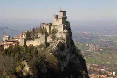 Guaita, ayrıca Rocca olarak da bilinir, San Marino 'nun başkenti San Marino' ya tepeden bakan üç zirveden biridir. Diğer ikisi Cesta ve Montale.