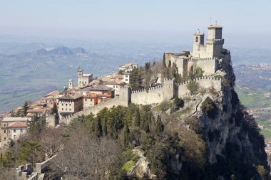 Guaita, ayrıca Rocca olarak da bilinir, San Marino 'nun başkenti San Marino' ya tepeden bakan üç zirveden biridir. Diğer ikisi Cesta ve Montale.