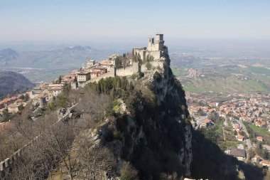 Guaita, ayrıca Rocca olarak da bilinir, San Marino 'nun başkenti San Marino' ya tepeden bakan üç zirveden biridir. Diğer ikisi Cesta ve Montale.
