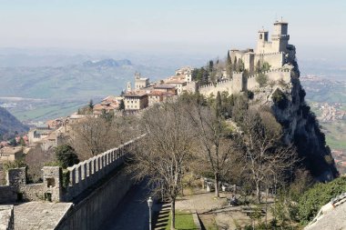 Guaita, ayrıca Rocca olarak da bilinir, San Marino 'nun başkenti San Marino' ya tepeden bakan üç zirveden biridir. Diğer ikisi Cesta ve Montale.