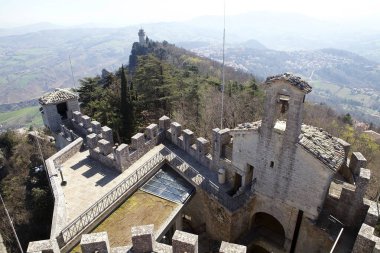 Monatle, San Marino 'nun başkenti San Marino' ya bakan üç yüksek tepeden biri olan Cesta Kulesi 'nin manzarası. Diğer ikisi Cesta ve Montale.