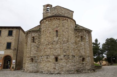 San Leo, İtalya 'daki Santa Maria Assunta kilisesi. Şehrin ve Montefeltro 'nun en eski dini binasıdır ve San Leone tarafından 3. Bölge ile 3. Bölge arasında yapılan Hıristiyanlaşmanın ilk somut kanıtıdır.