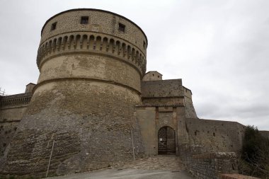 San Leo Kalesi, giriş, San Leo, İtalya. Kale en çok Kont Cagliostro 'nun öldüğü yer olarak biliniyor. Dağın tepesine inşa edilen ilk istihkam Romalılar tarafından yapıldı.