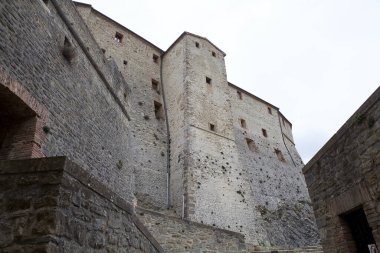 San Leo Kalesi, San Leo, İtalya. Kale en çok Kont Cagliostro 'nun öldüğü yer olarak biliniyor. Dağın tepesine inşa edilen ilk istihkam Romalılar tarafından yapıldı.