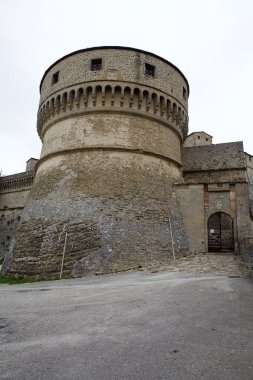 San Leo Kalesi, giriş, San Leo, İtalya. Kale en çok Kont Cagliostro 'nun öldüğü yer olarak biliniyor. Dağın tepesine inşa edilen ilk istihkam Romalılar tarafından yapıldı.