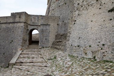 San Leo Kalesi, giriş, San Leo, İtalya. Kale en çok Kont Cagliostro 'nun öldüğü yer olarak biliniyor. Dağın tepesine inşa edilen ilk istihkam Romalılar tarafından yapıldı.