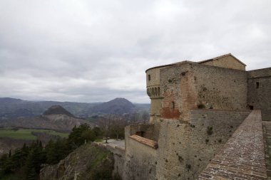 San Leo Kalesi, kale ve manzara, San Leo, İtalya. Kale en çok Kont Cagliostro 'nun öldüğü yer olarak biliniyor. Dağın tepesine inşa edilen ilk istihkam Romalılar tarafından yapıldı.