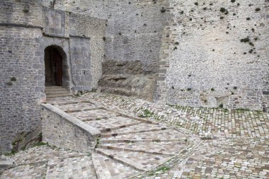 San Leo Kalesi, San Leo, İtalya 'daki şatonun girişi. Kale en çok Kont Cagliostro 'nun öldüğü yer olarak biliniyor. Dağın tepesine inşa edilen ilk istihkam Romalılar tarafından yapıldı.