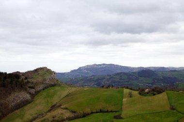 San Leo Kalesi 'nden manzara manzarası, San Leo, İtalya. San Leo, İtalya 'da Emilia Romagna eyaletinde yer alan bir şehirdir. İtalya 'nın en güzel köylerinden biridir.