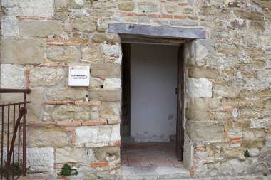 San Leo Kalesi, Cagliostro hücresi, San Leo, İtalya. Kale en çok Kont Cagliostro 'nun öldüğü yer olarak biliniyor. Dağın tepesine inşa edilen ilk istihkam Romalılar tarafından yapıldı.