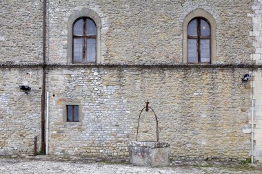 San Leo Kalesi, San Leo, İtalya. Kale en çok Kont Cagliostro 'nun öldüğü yer olarak biliniyor. Dağın tepesine inşa edilen ilk istihkam Romalılar tarafından yapıldı.