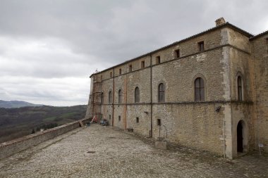 San Leo Kalesi, kale ve manzara, San Leo, İtalya. Kale en çok Kont Cagliostro 'nun öldüğü yer olarak biliniyor. Dağın tepesine inşa edilen ilk istihkam Romalılar tarafından yapıldı.