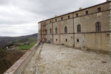 San Leo Kalesi, kale ve manzara, San Leo, İtalya. Kale en çok Kont Cagliostro 'nun öldüğü yer olarak biliniyor. Dağın tepesine inşa edilen ilk istihkam Romalılar tarafından yapıldı.