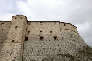 San Leo Kalesi, San Leo, İtalya. Kale en çok Kont Cagliostro 'nun öldüğü yer olarak biliniyor. Dağın tepesine inşa edilen ilk istihkam Romalılar tarafından yapıldı.