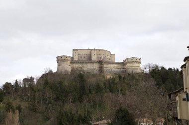San Leo Kalesi, İtalya, San Leo Belediyesi manzaralı. Kale en çok Kont Cagliostro 'nun öldüğü yer olarak biliniyor. Dağın tepesine inşa edilen ilk istihkam Romalılar tarafından yapıldı.