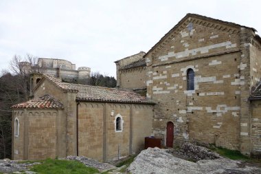 San Leo Katedrali, arka planda kalesiyle İtalya 'nın San Leo belediyesine bağlı. San Leo 'nun Romanesk katedrali, şehrin Montefeltro piskoposluğunun merkezi olduğu 7. yüzyılda kurulmuştur. Kendini adamıştı.
