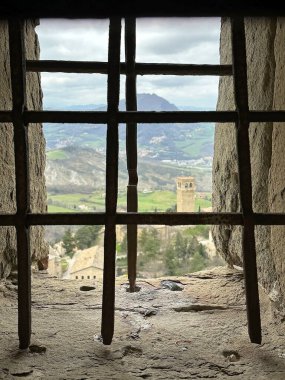 Cagliostro 'nun hücresi, San Leo Kalesi, San Leo, İtalya' daki Pozzetto hücresi olarak bilinir. Kale en çok Kont Cagliostro 'nun öldüğü yer olarak biliniyor. Dağın tepesine inşa edilen ilk istihkam Romalılar tarafından yapıldı.