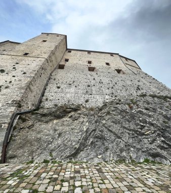 San Leo Kalesi, San Leo, İtalya. Kale en çok Kont Cagliostro 'nun öldüğü yer olarak biliniyor. Dağın tepesine inşa edilen ilk istihkam Romalılar tarafından yapıldı.