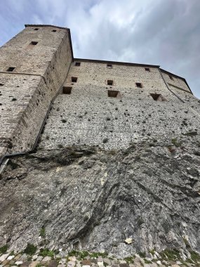 San Leo Kalesi, San Leo, İtalya. Kale en çok Kont Cagliostro 'nun öldüğü yer olarak biliniyor. Dağın tepesine inşa edilen ilk istihkam Romalılar tarafından yapıldı.