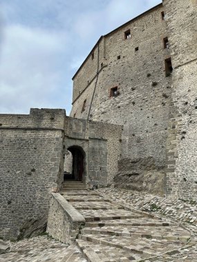San Leo Kalesi, San Leo, İtalya. Kale en çok Kont Cagliostro 'nun öldüğü yer olarak biliniyor. Dağın tepesine inşa edilen ilk istihkam Romalılar tarafından yapıldı.