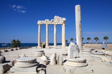 Türkiye 'nin antik kenti Side' daki Apollo Tapınağı. Apollo Tapınağı, antik Carian kenti Side 'da Pax Romana döneminde M.S. 150 civarında inşa edilmiş bir Roma tapınağıdır.