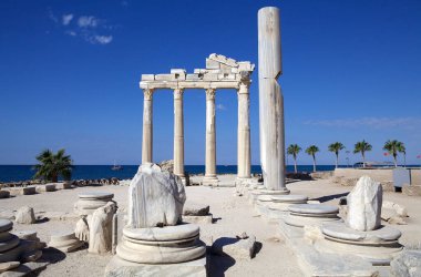 Türkiye 'nin antik kenti Side' daki Apollo Tapınağı. Apollo Tapınağı, antik Carian kenti Side 'da Pax Romana döneminde M.S. 150 civarında inşa edilmiş bir Roma tapınağıdır.