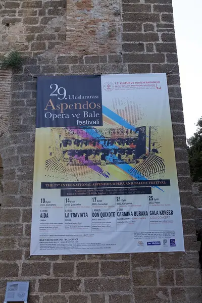 Antik Aspendos kentindeki antik tiyatroda opera, şu anda Türkiye 'nin güneybatı Akdeniz kıyısındaki Antalya ilinde yer alan antik bir Yunan-Roma kenti.. 