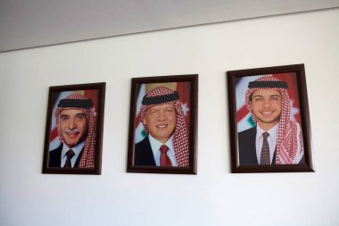Eski, şimdiki ve gelecekteki Ürdün 'ün Haşim Kralı' nın fotoğrafları. Eski Kral Hüseyin 'in, şimdiki Kral II. Abdullah' ın ve oğlu Hüseyin bin Abdullah 'ın...