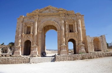 Hadrian Kemeri antik Gerasa şehrinde, şimdi Jerash, Ürdün 'de. Yunan-Roma şehri Jerash, Gerasa olarak bilinen Yunan, Yunan, Roma ve Bizans dönemlerinde gelişti.