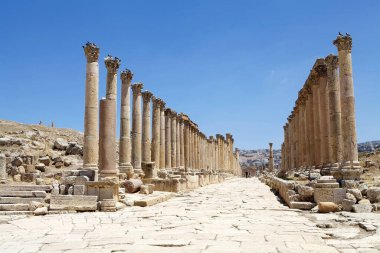 Eski Gerasa şehrinde rakun sokakları, şimdi de Jerash, Ürdün. Yunan-Roma şehri Jerash, Gerasa olarak bilinen Yunan, Yunan, Roma ve Bizans dönemlerinde gelişti.