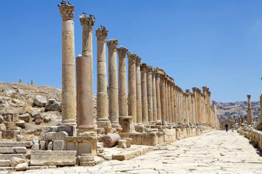 Eski Gerasa şehrinde rakun sokakları, şimdi de Jerash, Ürdün. Yunan-Roma şehri Jerash, Gerasa olarak bilinen Yunan, Yunan, Roma ve Bizans dönemlerinde gelişti.