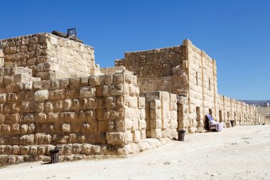 Antik Gerasa 'daki hipodrom, şimdi de Jerash, Ürdün' de arka planda modern Jerash var. Yunan-Roma şehri Jerash, Gerasa olarak bilinen Yunan, Yunan, Roma ve Bizans dönemlerinde gelişti.