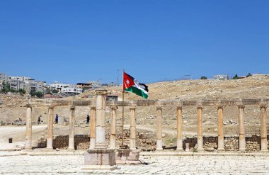Gerasa antik kenti, şimdi Jerash, Ürdün. Oval PLaza 'daki Ürdün bayrağı. Yunan-Roma şehri Jerash, Gerasa olarak bilinen Yunan, Yunan, Roma ve Bizans dönemlerinde gelişti.