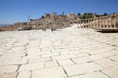 Gerasa antik kenti, şimdi Jerash, Ürdün. Oval PLaza 'daki orijinal döşeme ve Ürdün bayrağı. Yunan-Roma şehri Jerash, Gerasa olarak bilinen Yunan, Yunan, Roma ve Bizans dönemlerinde gelişti.