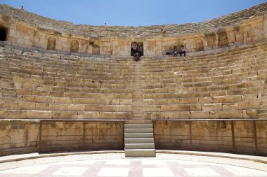 Eski şehir Gerasa 'daki Kuzey Tiyatrosu, şimdi de Ürdün' deki Jerash. Yunan-Roma şehri Jerash, Gerasa olarak bilinen Yunan, Yunan, Roma ve Bizans dönemlerinde gelişti.