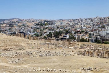 Antik Gerasa şehri, şimdi Jerash, Ürdün, modern Jerash arka planda. Yunan-Roma şehri Jerash, Gerasa olarak bilinen Yunan, Yunan, Roma ve Bizans dönemlerinde gelişti.