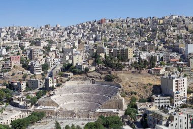 Amman 'ın Roma Tiyatrosu, Jordan. Ürdün 'ün başkentinde 6000 kişilik bir Roma tiyatrosu. Şehrin Philadelphia olarak bilindiği Roma dönemine dayanıyor.