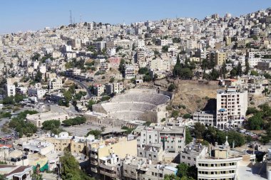 Amman 'ın Roma Tiyatrosu, Jordan. Ürdün 'ün başkentinde 6000 kişilik bir Roma tiyatrosu. Şehrin Philadelphia olarak bilindiği Roma dönemine dayanıyor.
