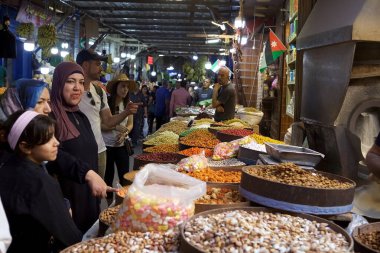 Ürdünlüler Ürdün, Umman 'daki Souk' ta sebze ve meyve alıyorlar.