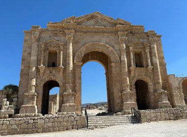 Hadrian Kemeri antik Gerasa şehrinde, şimdi Jerash, Ürdün 'de. Yunan-Roma şehri Jerash, Gerasa olarak bilinen Yunan, Yunan, Roma ve Bizans dönemlerinde gelişti.