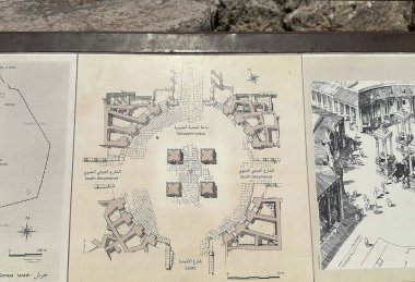 Antik Gerasa 'daki Tetrapylon, şimdi de Ürdün' deki Jerash. Yunan-Roma şehri Jerash, Gerasa olarak bilinen Yunan, Yunan, Roma ve Bizans dönemlerinde gelişti.